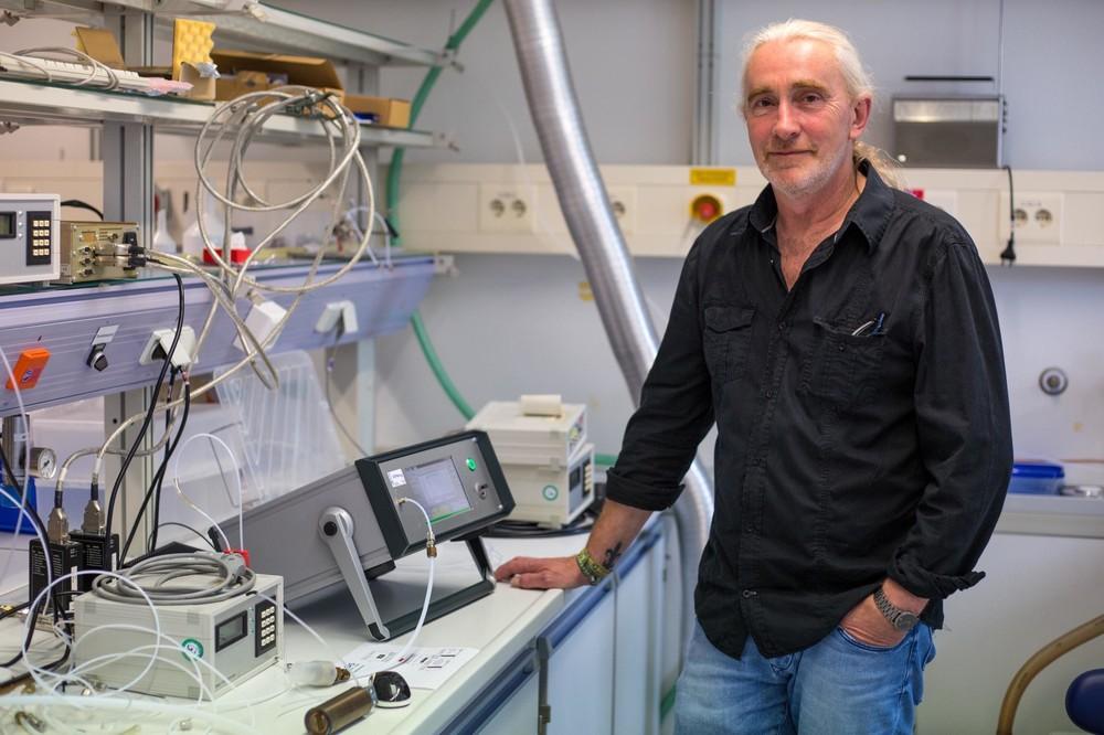 Wie bei Alkohol: Cannabis-Drogentest zum Pusten bald im Verkehr 2 abis schnelltests funktionieren jetzt auch ohne in becher zu pinkeln body image 1468244498 Jeder kennt die Atemalkoholtests und fast jeder musste sie in seinem Leben wohl schon einmal auf Anweisung der Polizei benutzen. Nun hat ein findiger Tüftler einen solchen Atem-Drogentest für Cannabis entwickelt! Es ist davon auszugehen, dass man aufgrund der Einfachheit in wenigen Jahren mit seinem Einsatz rechnen darf.