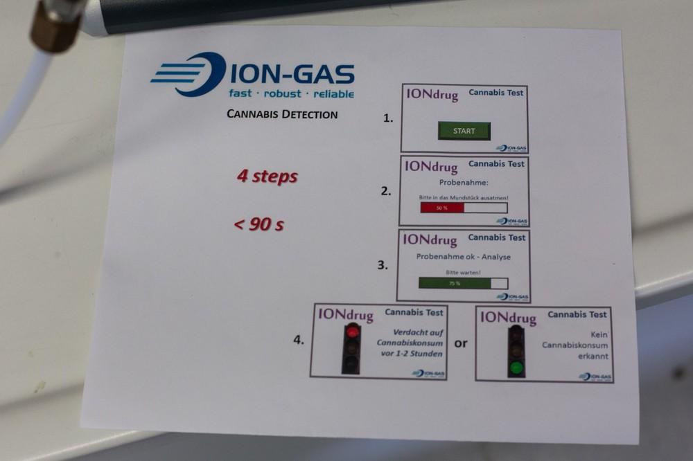 Wie bei Alkohol: Cannabis-Drogentest zum Pusten bald im Verkehr 3 abis schnelltests funktionieren jetzt auch ohne in becher zu pinkeln body image 1468244601 Jeder kennt die Atemalkoholtests und fast jeder musste sie in seinem Leben wohl schon einmal auf Anweisung der Polizei benutzen. Nun hat ein findiger Tüftler einen solchen Atem-Drogentest für Cannabis entwickelt! Es ist davon auszugehen, dass man aufgrund der Einfachheit in wenigen Jahren mit seinem Einsatz rechnen darf.
