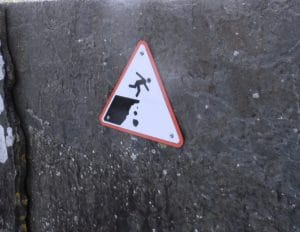 Warnschild "Absturzgefahr"