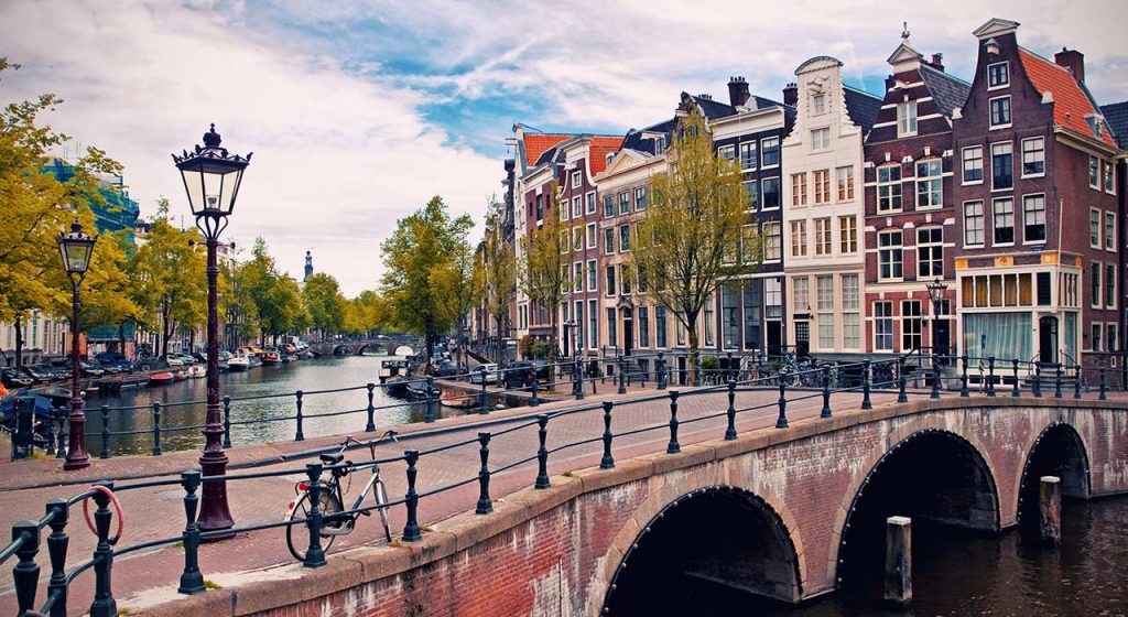 amsterdam brücke und schöne häuser