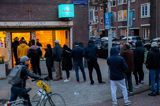 Holland: Cannabis-Hamsterkäufe durch Corona vor Schließung der Coffeeshops 3 warteschlange beim gras kaufen vor coffeeshop