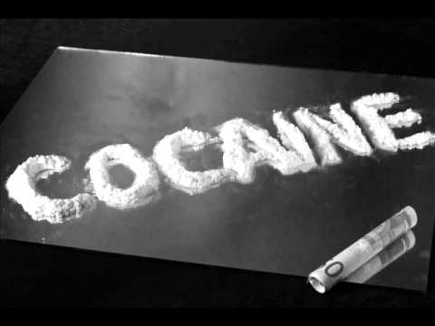 ❄ Kokain kaufen ❄ Koks online bestellen – Seriös & Sicher 13 kokain symbolbild in Form von mittels weißer Substanz gelegten Schriftzuges COCAINE auf einem Spiegel