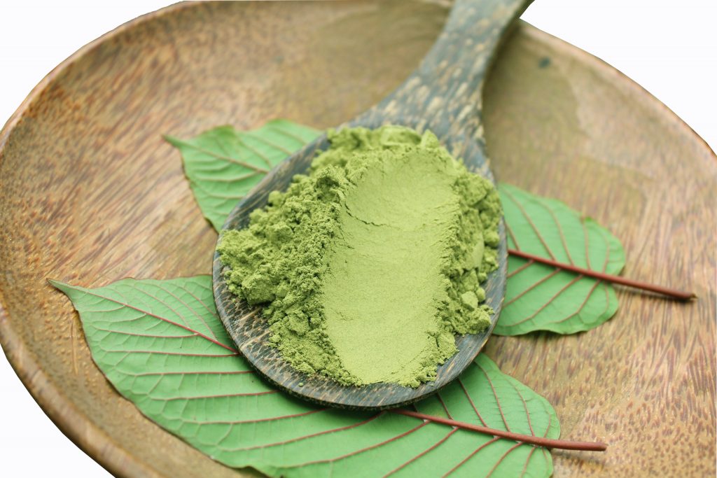 Bestelltes Kratom Pulver vor dem Konsum auf einem Löffel