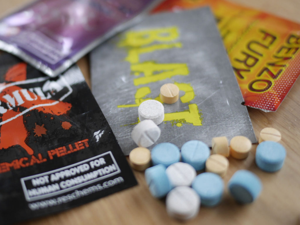 Legal Highs kaufen & in den besten Shops bestellen – Preisvergleich 37 legal highs pillen und partydrogen