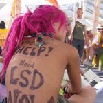 lsd tattoo auf dem rücken bei festival