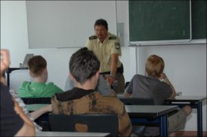 Anti-Drogentag: Polizei-Kommissar belügt Schüler und erzählt Schauermärchen 1 polizei_drogen_aufklärung_schule
