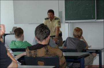 Anti-Drogentag: Polizei-Kommissar belügt Schüler und erzählt Schauermärchen