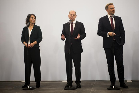Cannabis Legalisierung in Deutschland 3 image 5 Am Mittwoch hat die neue Ampelkoalition unter Bundeskanzler Olaf Scholz ihre Pläne im neuen Koalitionsvertrag für Deutschland vorgestellt. Unter dem Motto "Fortschritte wagen" stellten die Parteien ein 177-seitiges Dokument vor, das Pläne zur Einführung der kontrollierten Abgabe von Cannabis in Deutschland enthält.