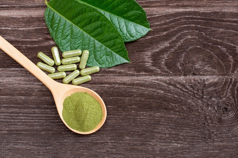 Kratoms Wirkungen und Dosierungen 1 2023 06 23 kratom full Kratom wird für seine vielseitigen Effekte geschätzt, die je nach Dosierung variieren. In kleinen Mengen wirkt es stimulierend und erhöht die Energie und Aufmerksamkeit. In höheren Dosen hat es eine beruhigende Wirkung, lindert Schmerzen und fördert den Schlaf.